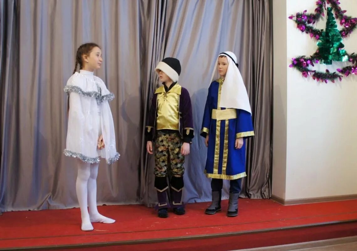 Традиционный костюм на рождество. Украшение зала к рождеству в воскресной школе. Рождество христово вертеп православный. Костюмы на рождество христово. Рождественские святки колядование.