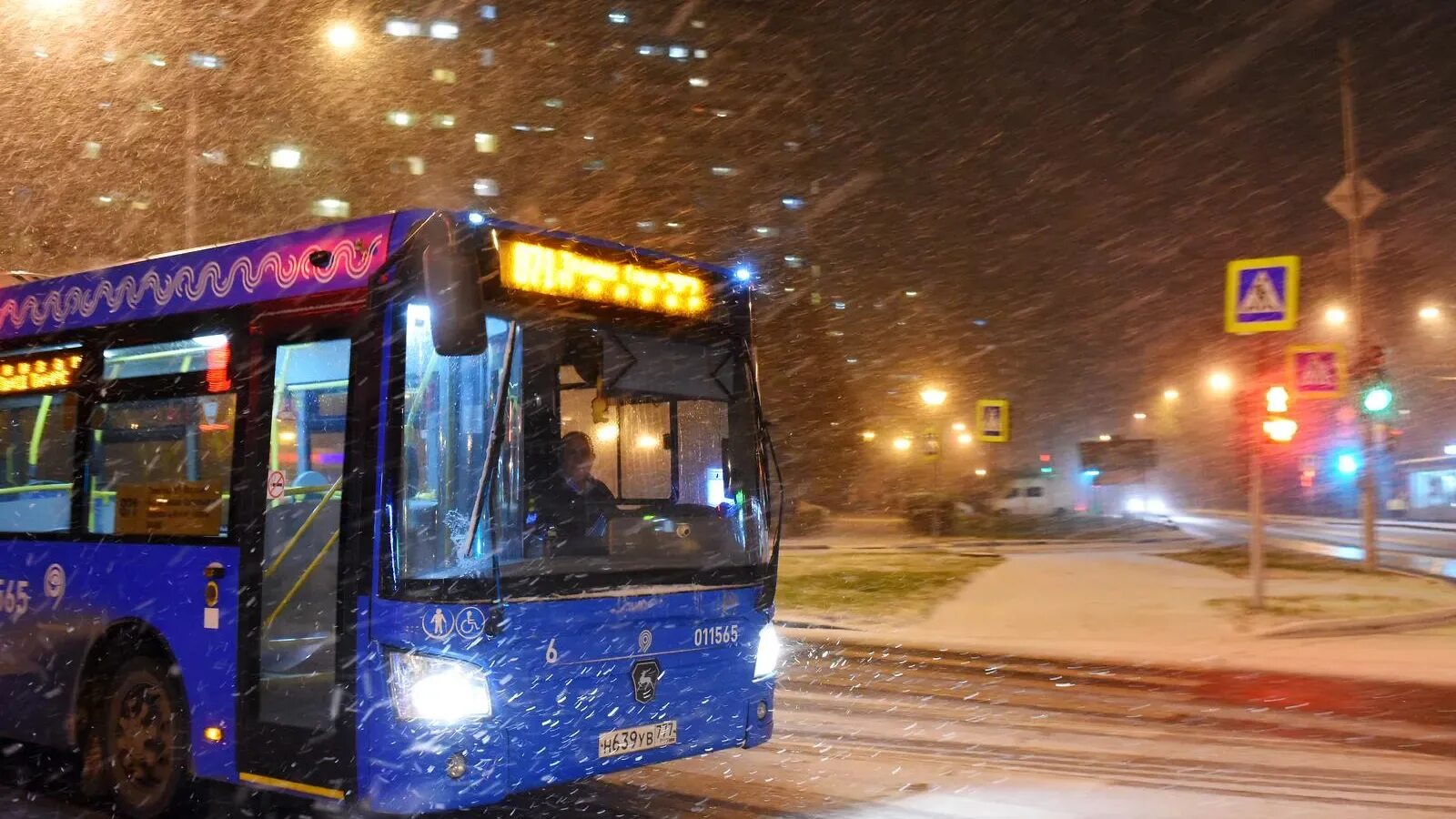 Какой автобус работает ночью. Автобус. зимний автобус. общественный транспорт зимой. автобус зимой.