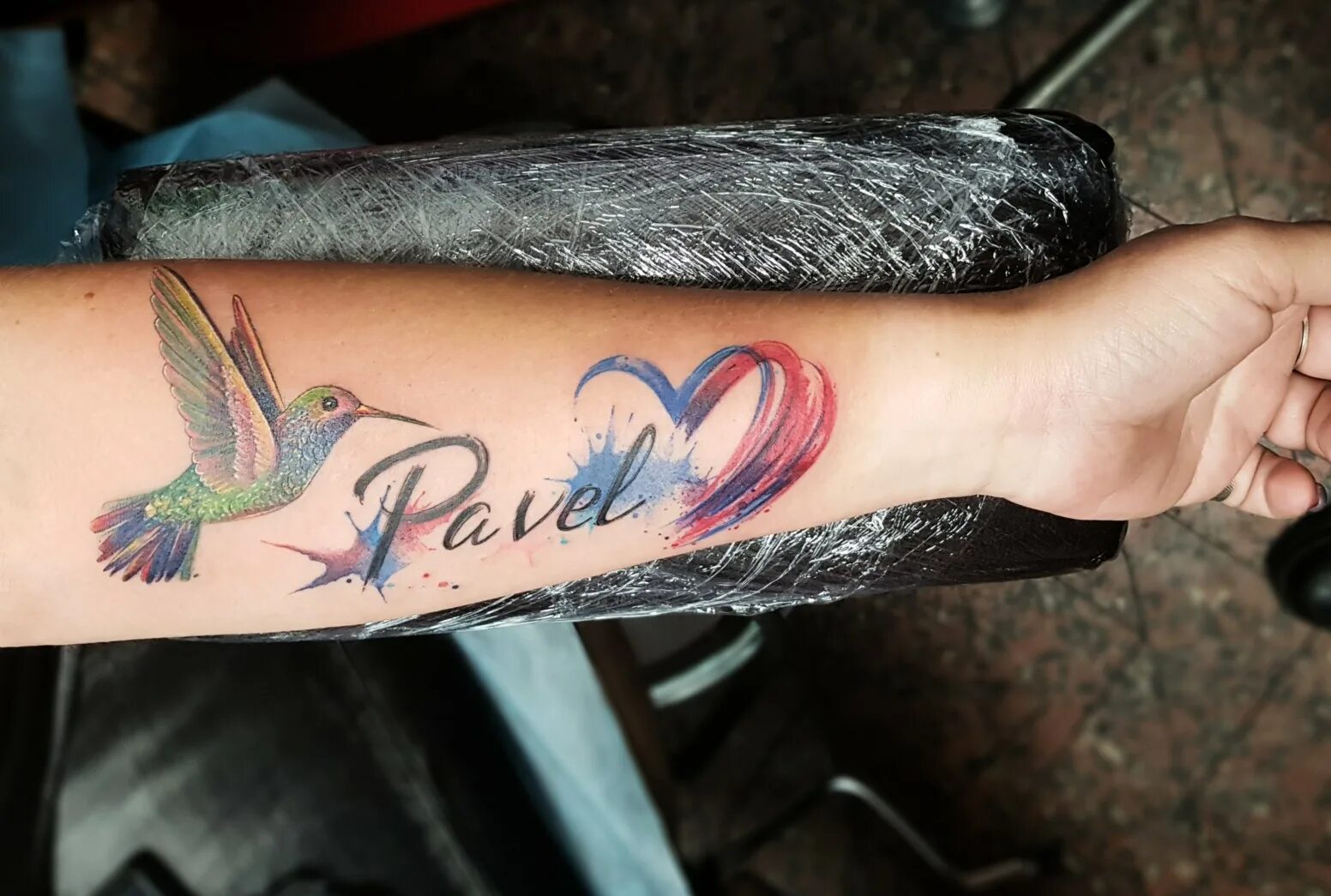 расценки на тату. тату студия. девушки забиваются в тату салоне. фотостудии тату салона. тату салоны в москве.