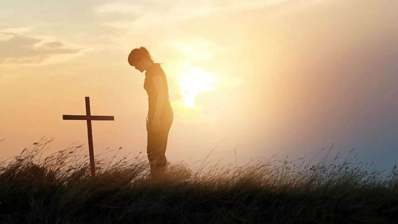 Дороги песня молитва. Человек перед крестом. Женщина перед крестом. Воин перед крестом. Человек молится перед крестом.