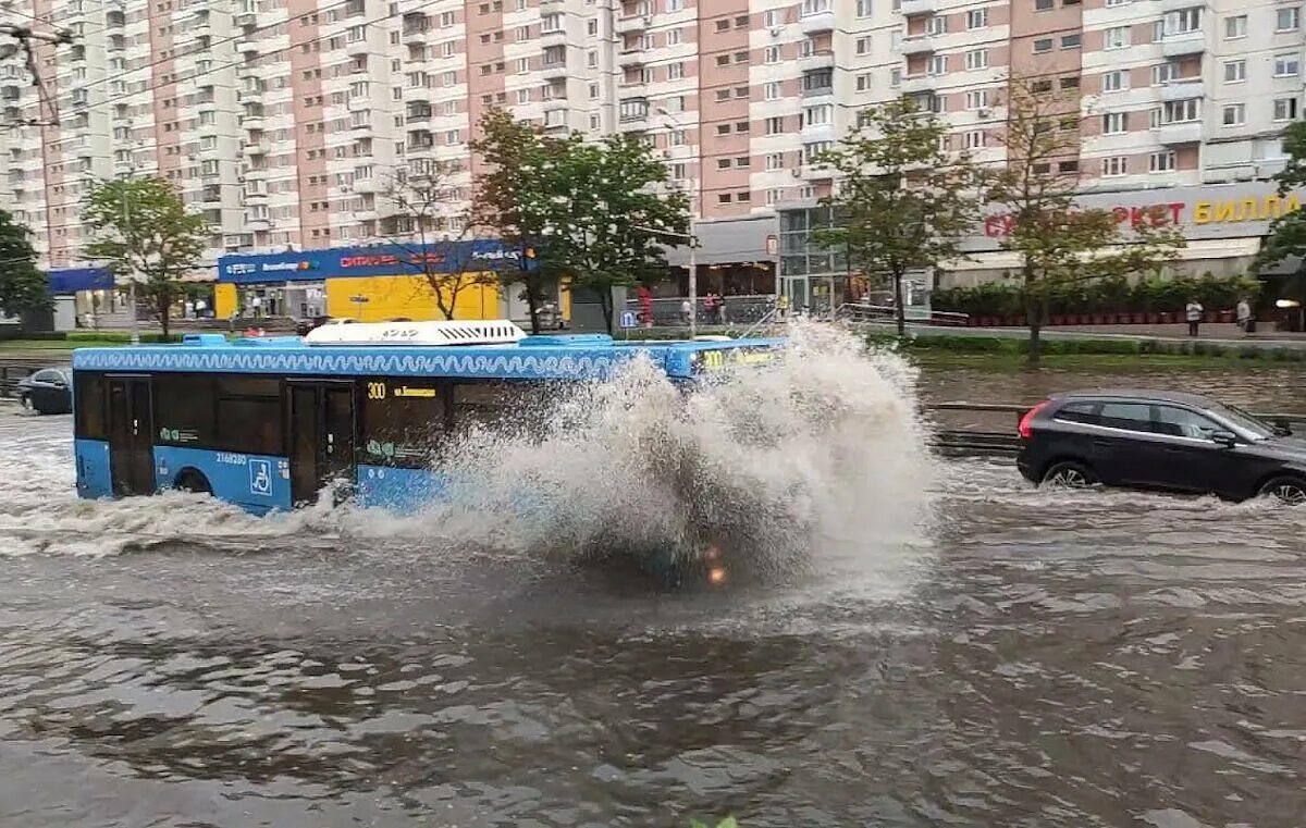 27 июля 2023 года. Ливень в Москве 28 06 2021. Ливень в Москве 28 июня. Метро затопило в Москве 2021. Потоп в Москве.