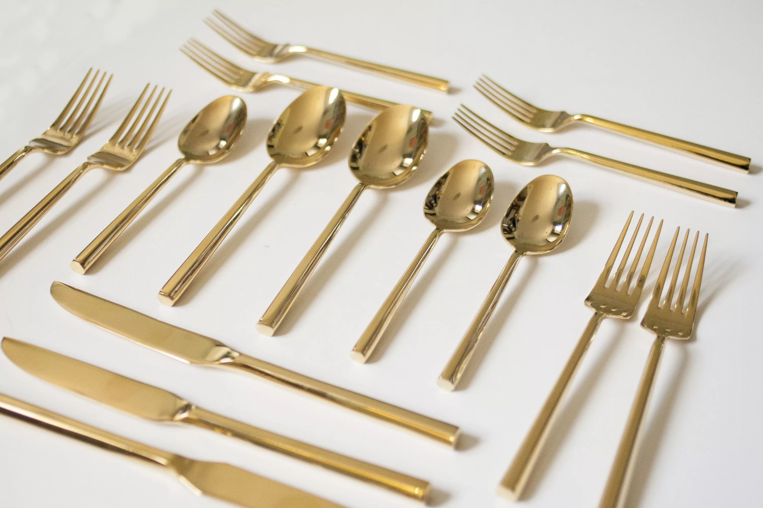 Золотистые столовые приборы икеа. Столовый набор Silver Plated Cutlery / покрытый золотом. Столовые приборы с золотым напылением. Ложки вилки.