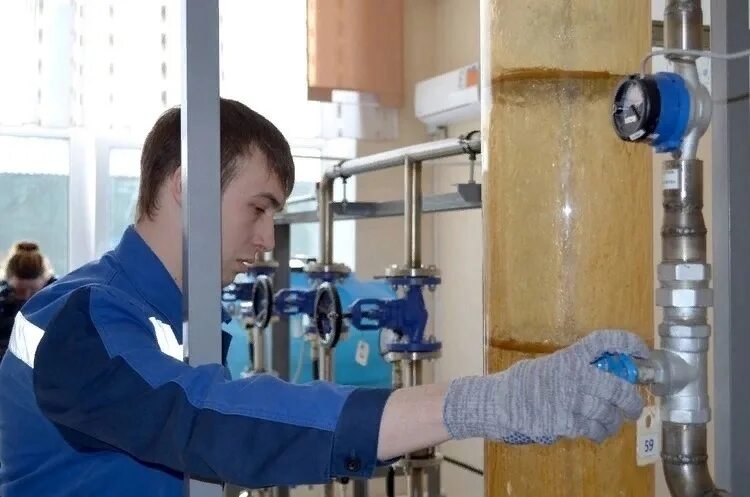 Аппаратчик окз. Аппаратчик разложения. Гидрометаллург профессия. Аппаратчик в цеху. Лебединский гок аппаратчик химводоочистки.