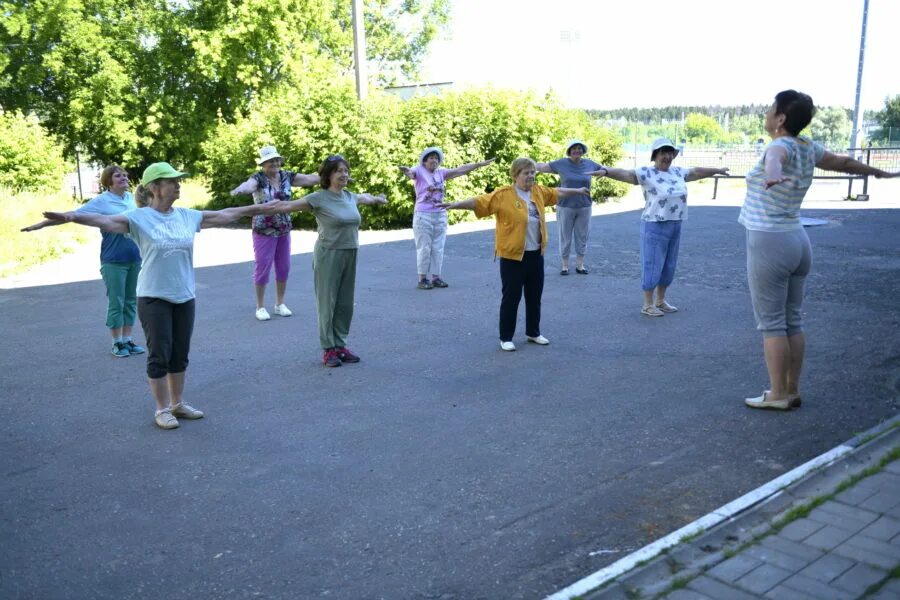 Утренняя зарядка на свежем воздухе с аниматорами. Утренняя зарядка в МЧС. Зарядка активное долголетие. Зарядка долголетия на улице. Видео зарядки школы