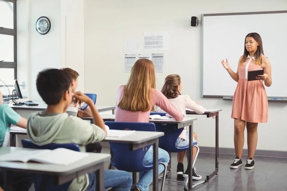 We teach this. Ученик выступает с презентацией в школе. Выступающий подросток. Class presentation. Modern Media in School презентация.