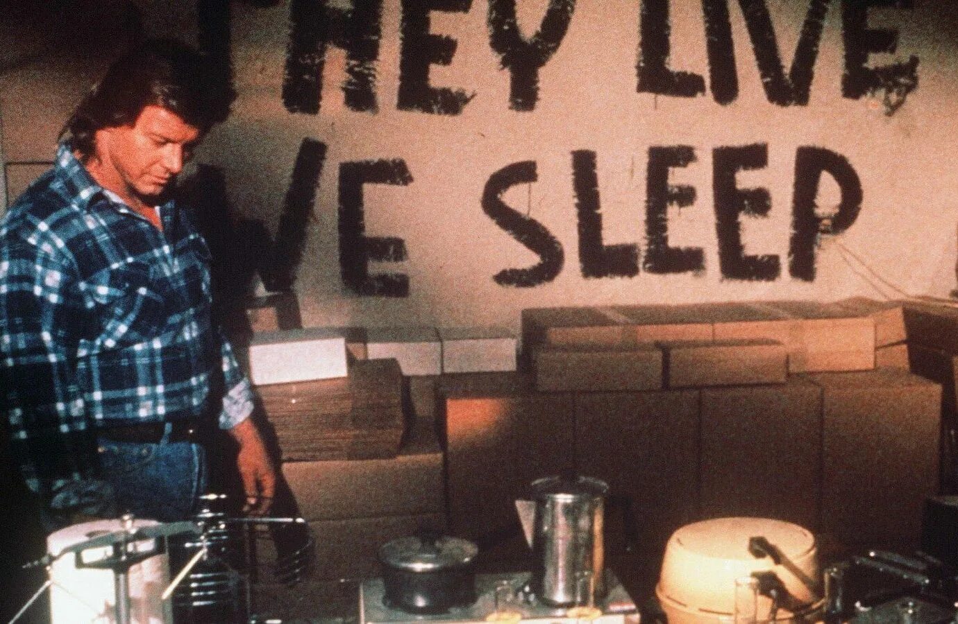 They lives или they live. Чужие среди нас / they Live.