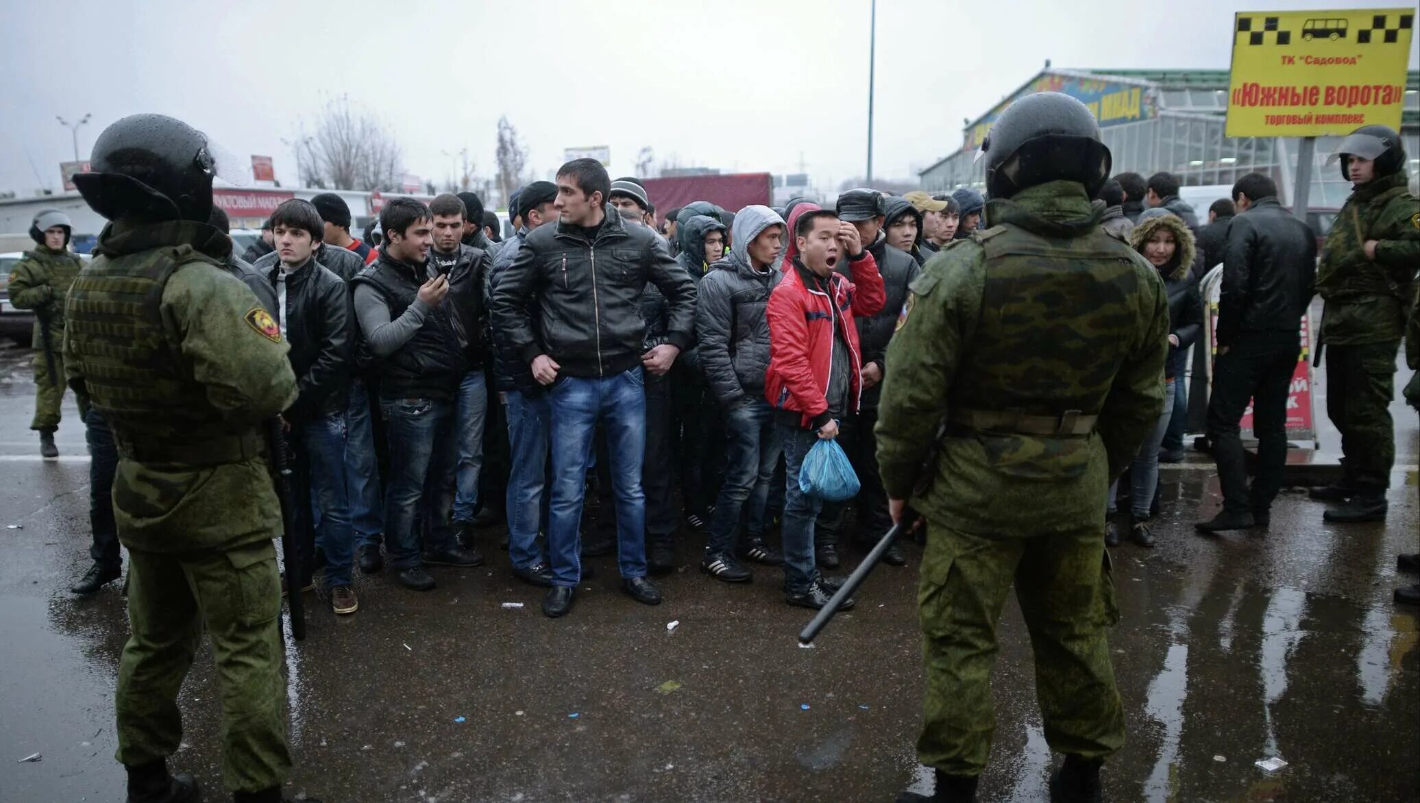 Бунт мигрантов в Москве. Мигранты на рынке. Мигранты в Москве. Беспорядки мигрантов Москва.
