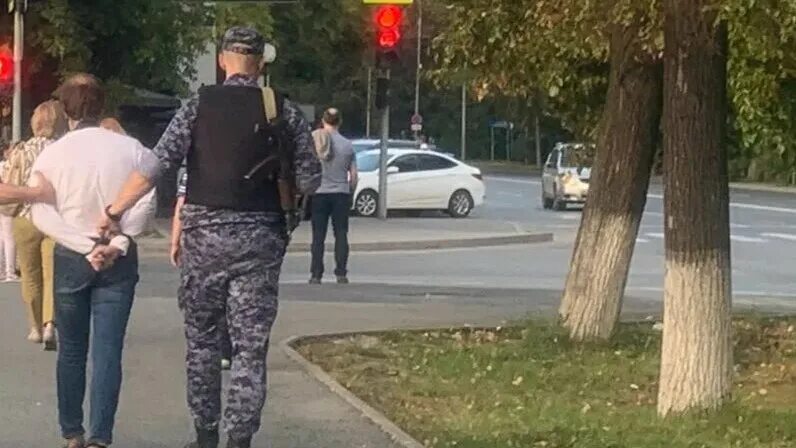 Пристают к девушке на улице. Люди ругаются на улице. Прохожий пристал к девушке. Владикавказ люди на улицах. Уличные приставания.