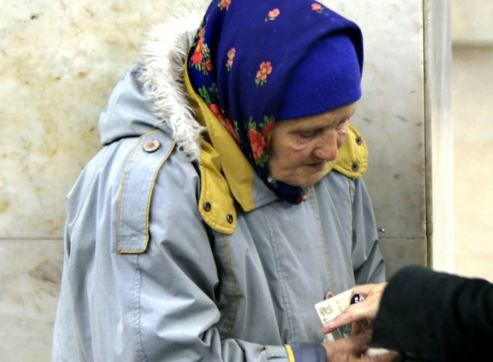 Бедная бабушка. Бедная бабушка. Бабушка просит. Бабушка требует. Нищие пенсионеры.