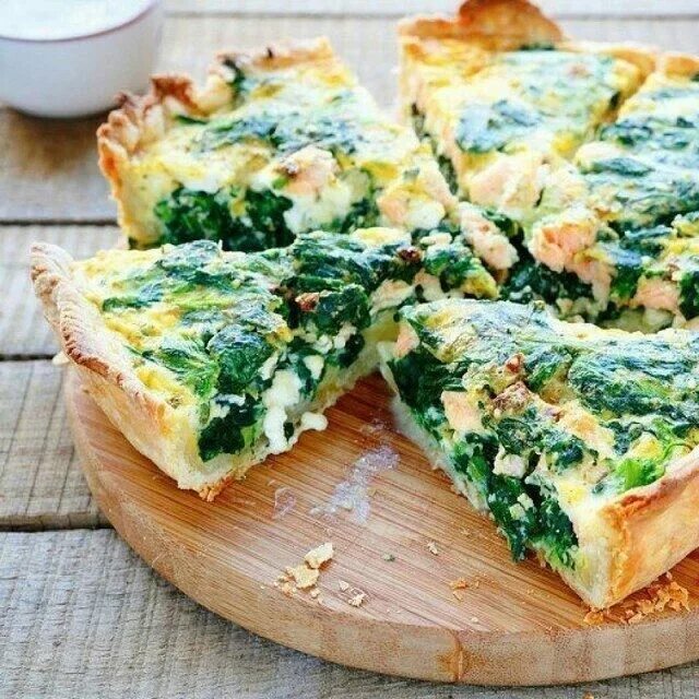 слоеный пирог со шпинатом и сыром. слойка со шпинатом и сыром. киш лорен со шпинатом. ватрушки со шпинатом и сыром. слоеные со шпинатом и сыром.