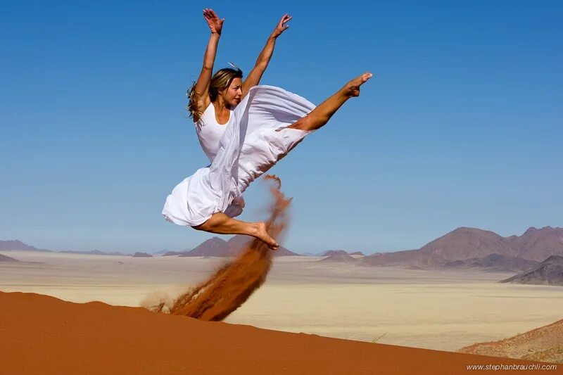 Балерина в прыжке. Доброе утро картинки танцы. Танцевальное утро. Утро танцы. Танцевать утром зачем.