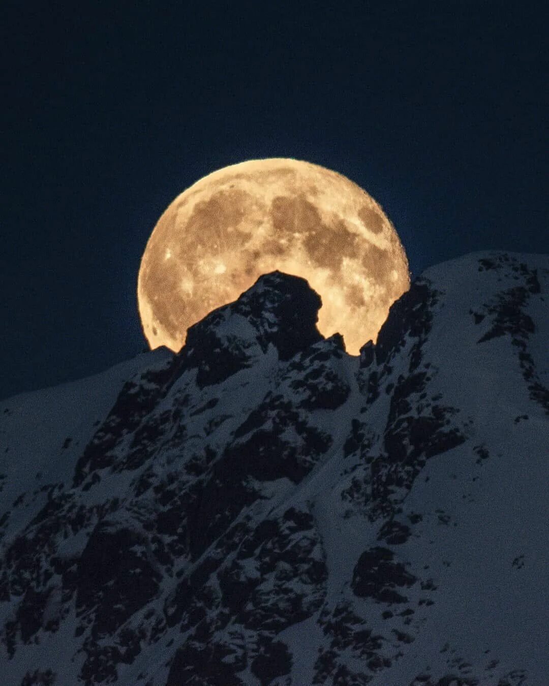 Во сколько сегодня восход луны. Огромная Луна. Восход Луны. Горы на Луне. Луна в Норвегии.