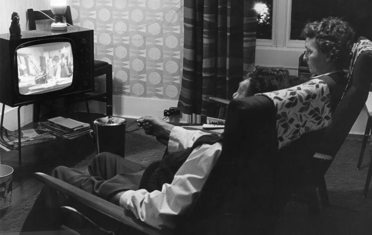 My father watches tv in the. Папа смотрит телевизор. My father watches tv in the. Дочка смотрит телевизор. My father watches tv in the.