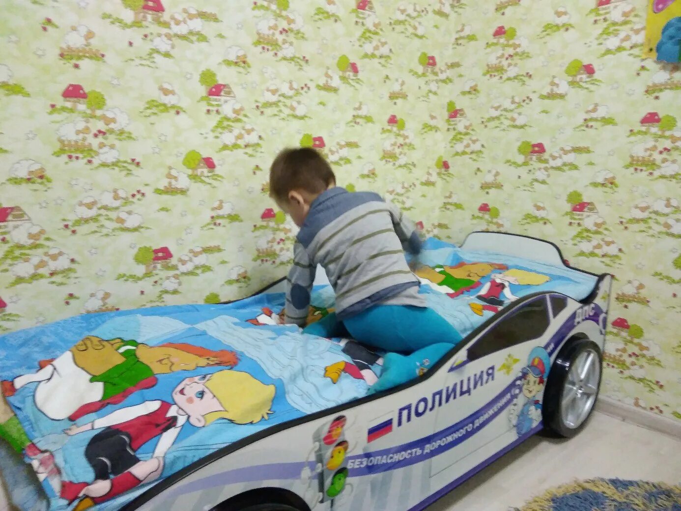 Карлсон автомобили с пробегом. Кровать Карлсон 24. Детские кровати машины с мигалками. Кровать машинка полиция для мальчика. Полицейская машинка кроватка.