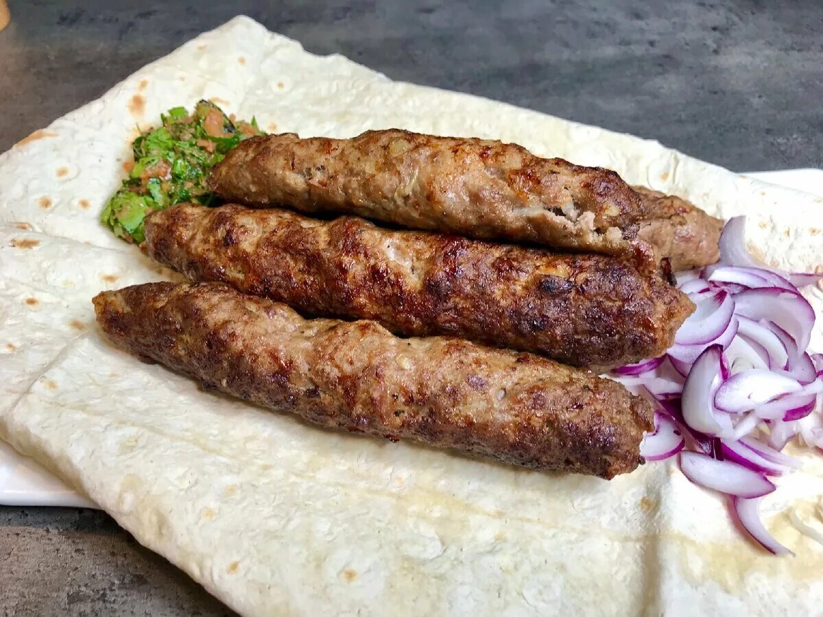 Армянский шашлык люля кебаб. Armenian шашлык Kebab. Самаркандский люля-кебаб. Кийма кебаб.