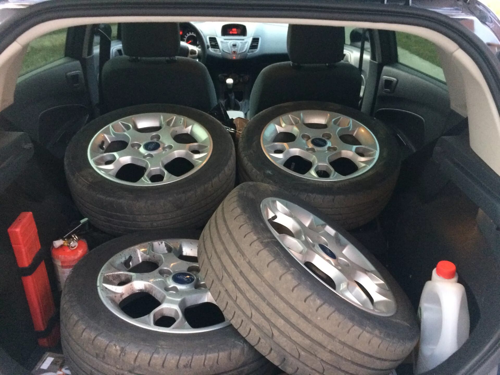 Оригинальные диски ford fiesta. Ford fiesta mk6 диски r15. Диски форд фиеста st. Ford fiesta mk5 колеса r16. Диски форд фиеста.