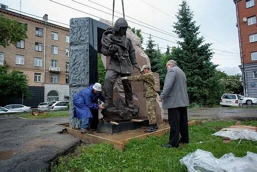 Памятники пожарной охраны курганской области. Памятник пожарным и спасателям. Памятник пожарным в Казани. Надписи на памятниках пожарным спасателям. Кропоткин памятник пожарной охраны.