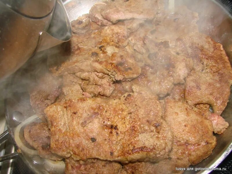 Как приготовить отбивную печень. Печень отбивная жареная большими кусками. отбивная из печени с луком. отбивная из печени говяжьей в кляре. печень свиная отбивная в муке.