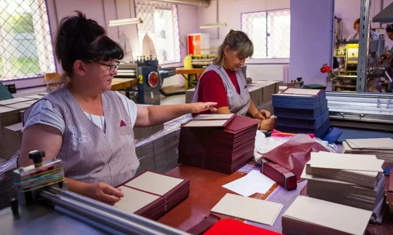 Переплетчик в типографии. Переплетчица в типографию. Профессия переплетчик в типографии. Типография цех. Время работы типографии