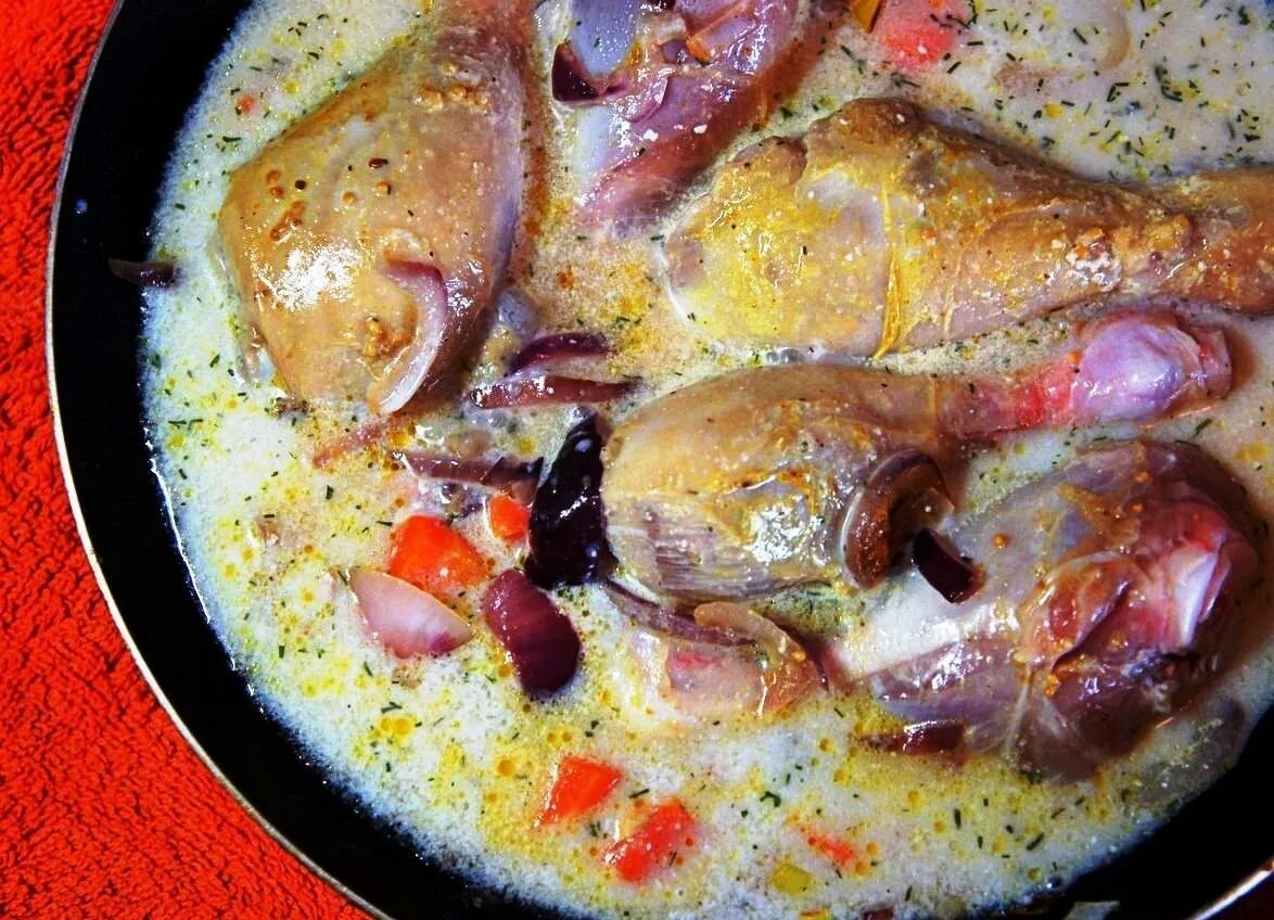 Как потушить куриные голени. Куриные голени тушеные. курица с овощами в сметане. куриные ножки тушеные в сметане. курица в сметанном соусе с овощами.