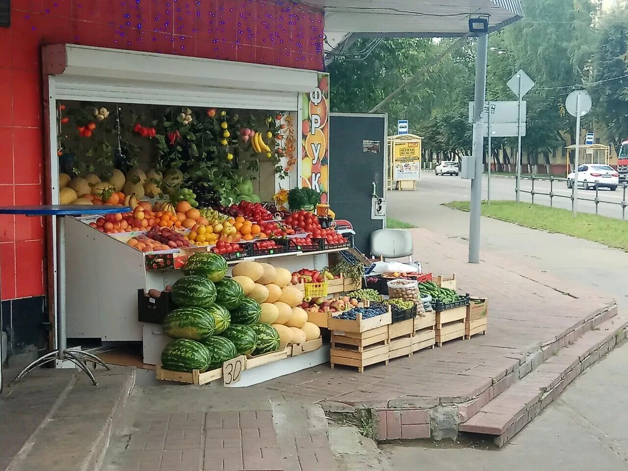 Прилавок с овощами и фруктами. Витрина магазина овощи фрукты. Овощной прилавок. Торговля фруктами на улице. Рынок витрины