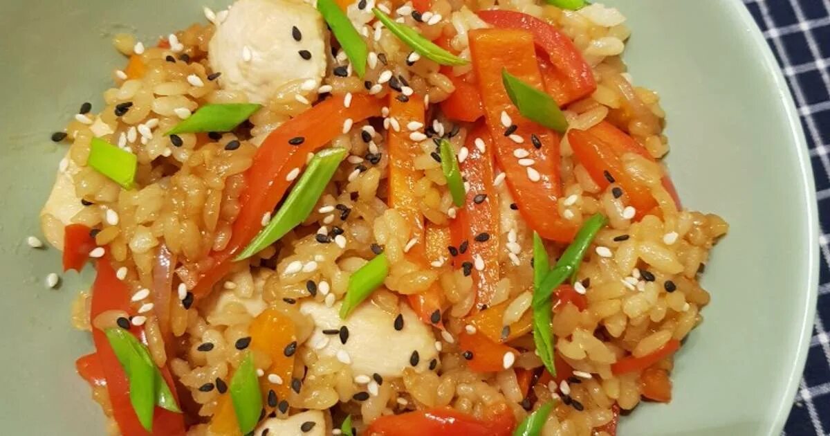 Как приготовить вок с рисом. Вок рис с курицей. Рис с овощами вок. Как приготовить вок с рисом. Рис в азиатском стиле.