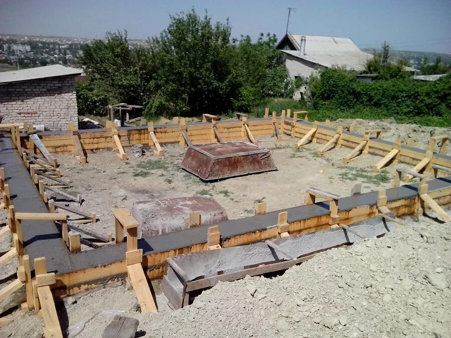 Как установить опалубку для фундамента. Раскрепление опалубки фундамента. раскрепление опалубки ростверка. опалубка для фундамента. деревянная опалубка.