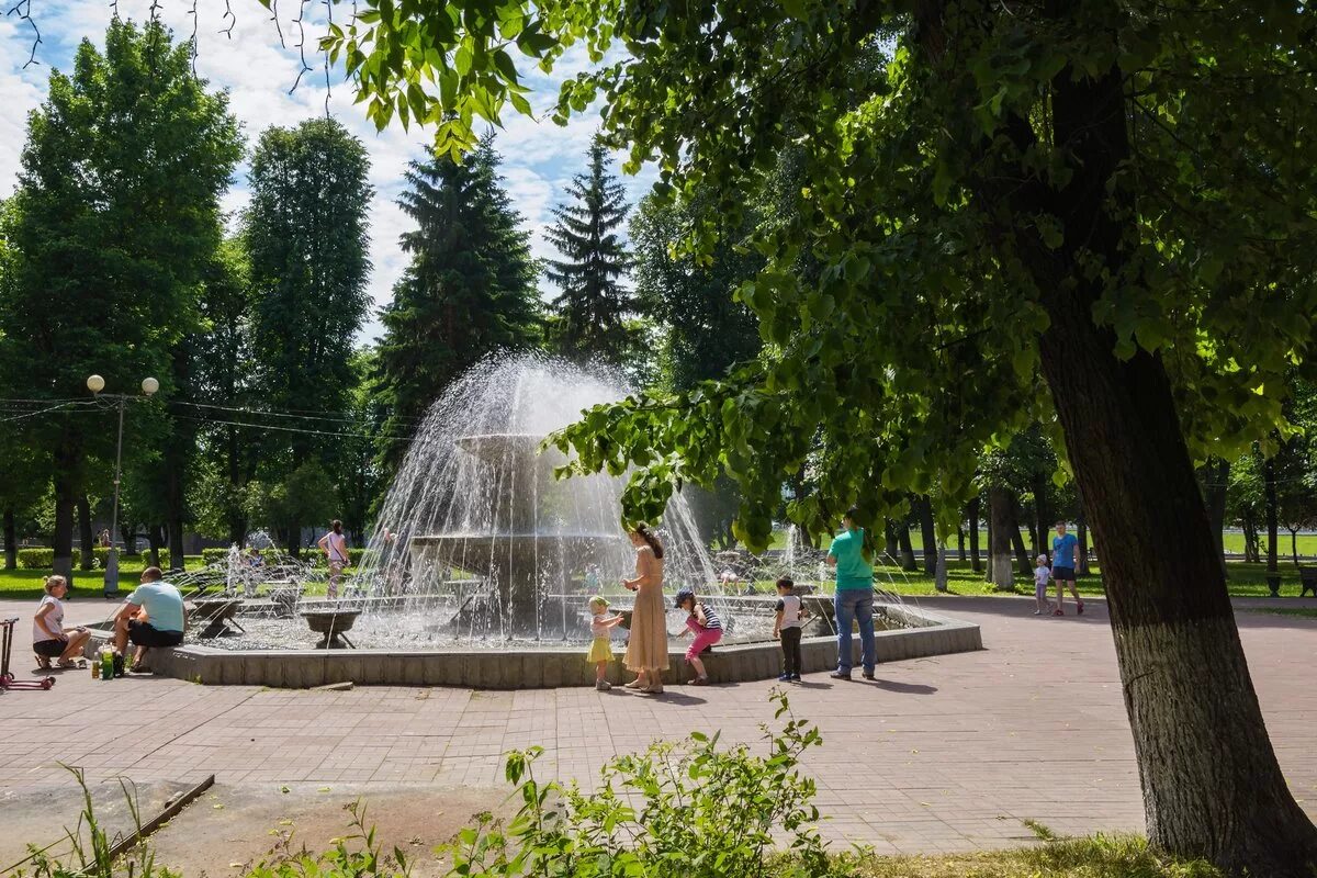 Дирекция парков тверь. Заволжский парк Тверь. Парк Победы фонтан Тверь. Тверь парк сквер. Тверь Заволжский парк городской сад.