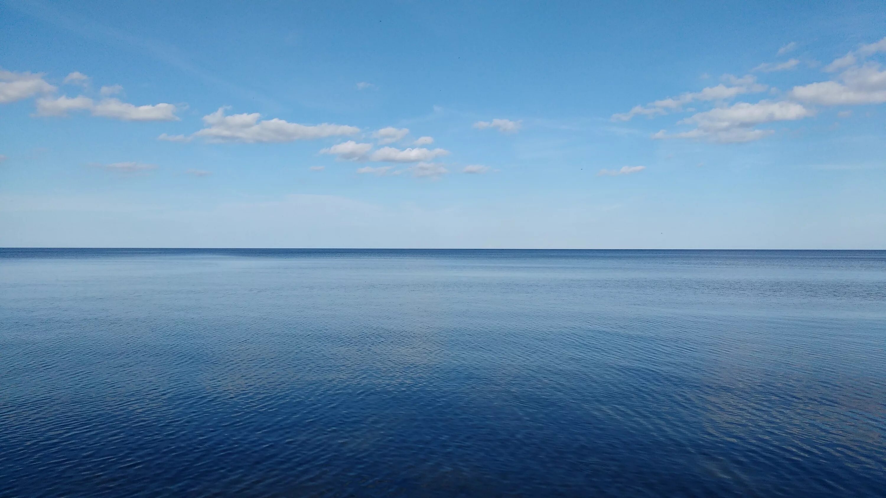 Горизонт верхних вод. Водная гладь. Ровная гладь воды. Море гладь. Линия горизонта на море.