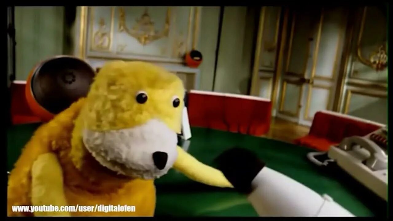 Mr flat. Mr Oizo Flat. Mr Oizo Flat Beat. Mr Oizo курит сосиски. Mr Oizo Flat Beat клип.