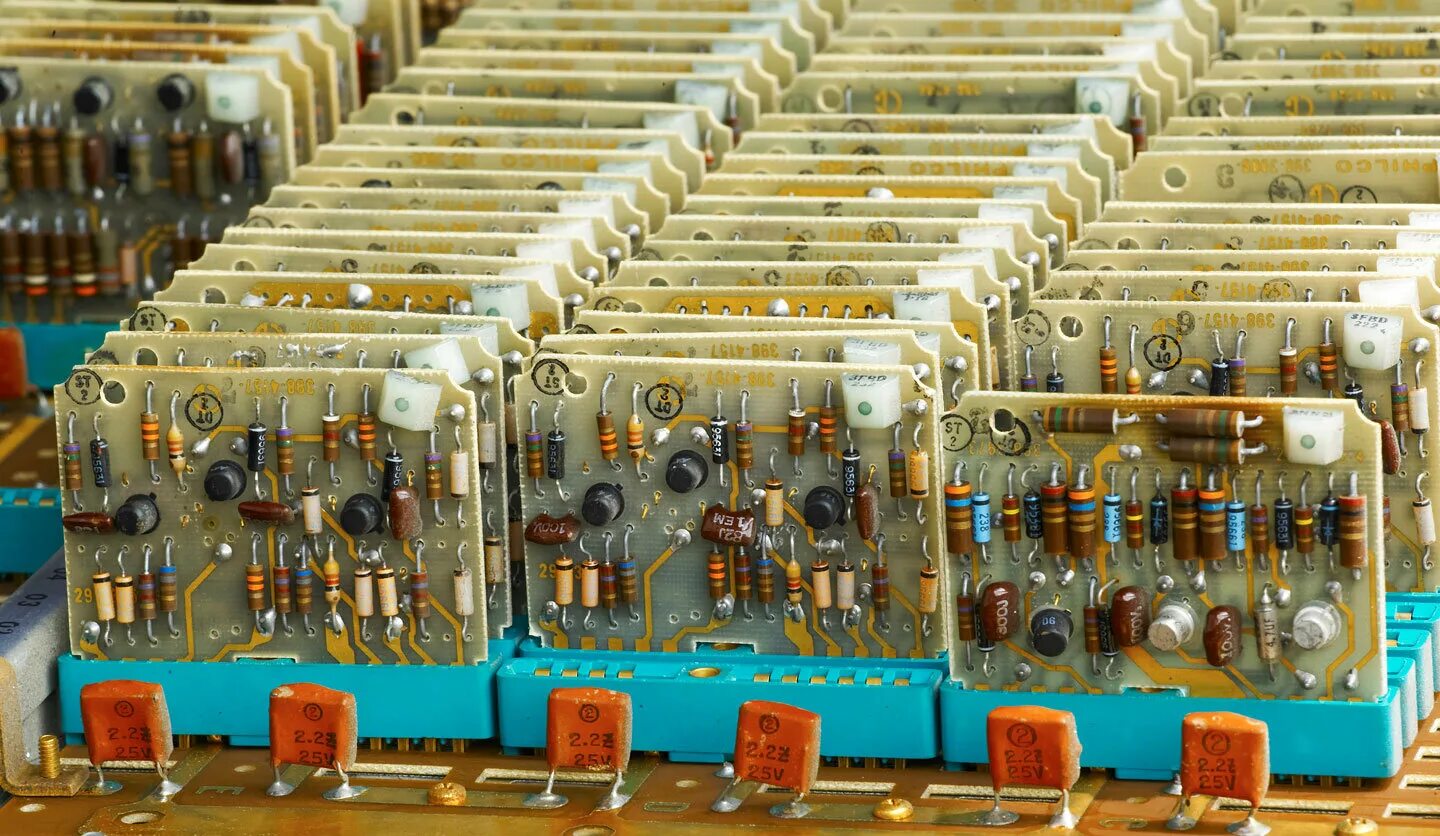 разборка радиодеталей с помощью пресса. кт-9. барахолка в арзамасе объявления радиолом. радиодеталь 2в105. радиодетали микросхемы к145.