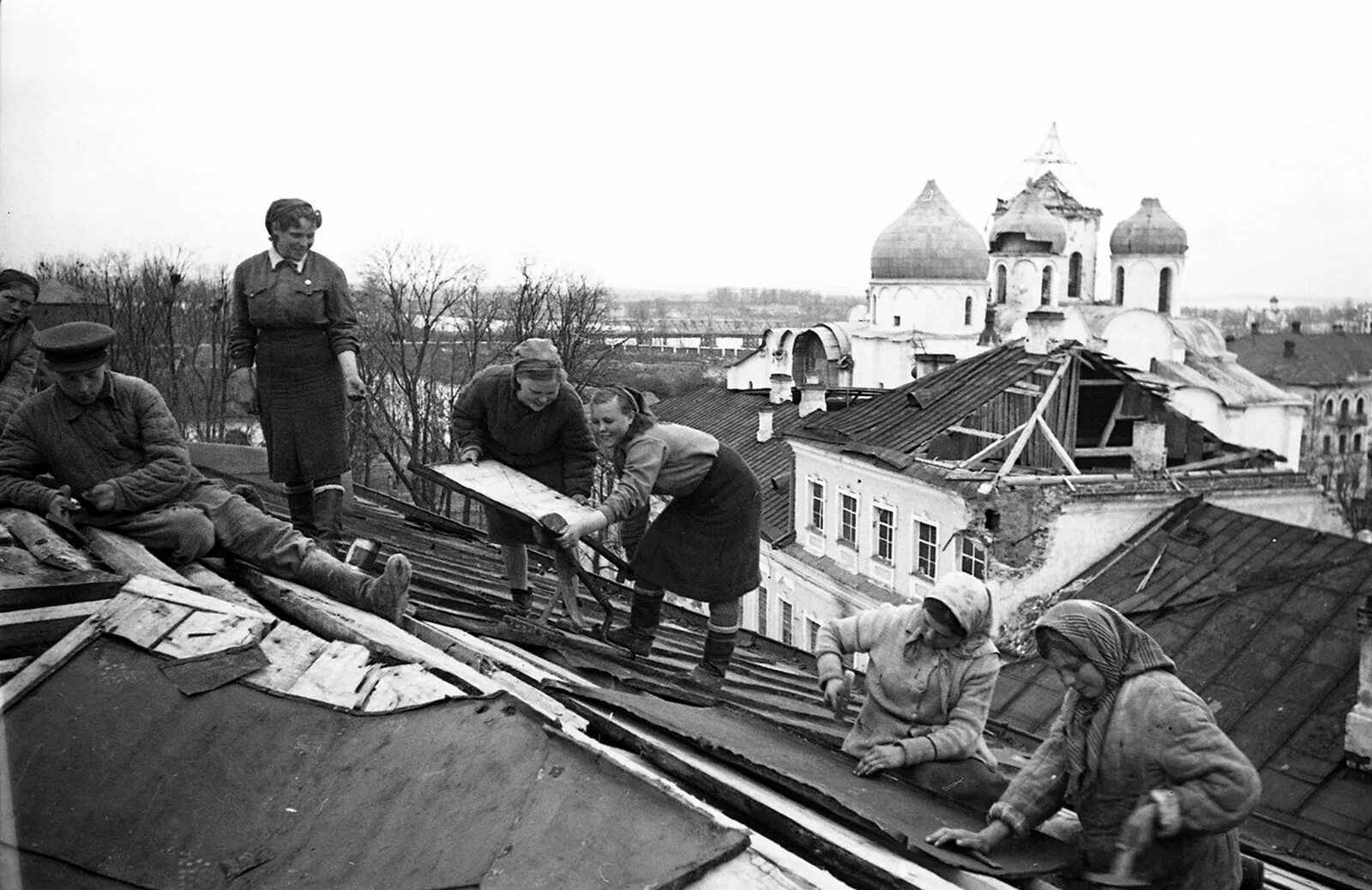 Новгород 1944 год. Освобожденный Новгород 1944. Освобождение красного села 1944. Освобождение Великого Новгорода. Советские войска освободили Новгород..