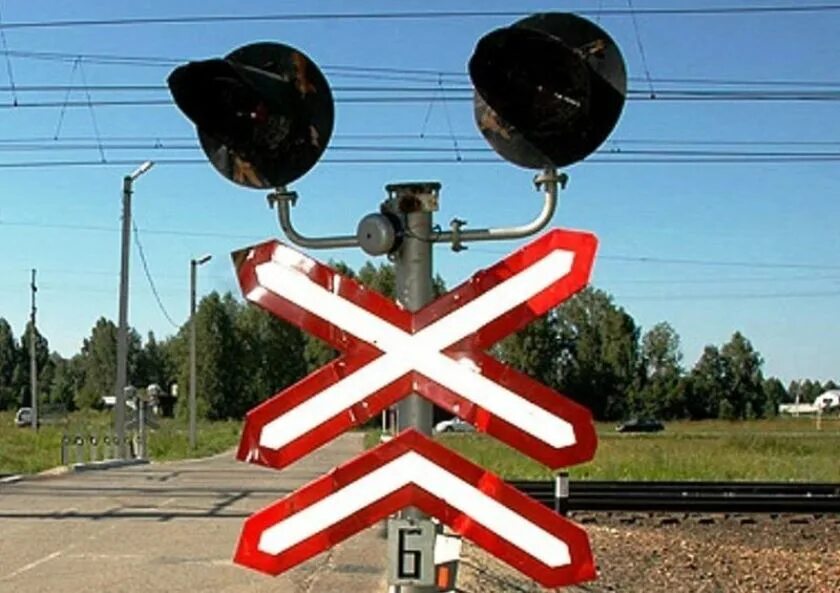Железнодорожный переезд. Жд переезд нововятск киров. Железнодорожный переезд картинка. Железнодорожный переезд. Железнодорожный переезд.