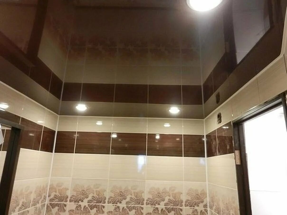Натяжные потолки ванная плитка. Потолок в ванной. Натяжной потолок в ванной. Темный потолок в ванной. Глянцевый потолок в ванной.