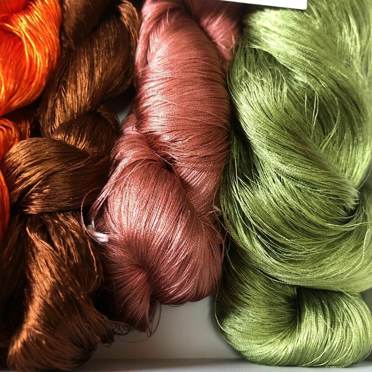 моток ниток. шелковая нить. шерсть и шелк. шелковая или шерстяная нить. гамма r0011 вискоза мулине.