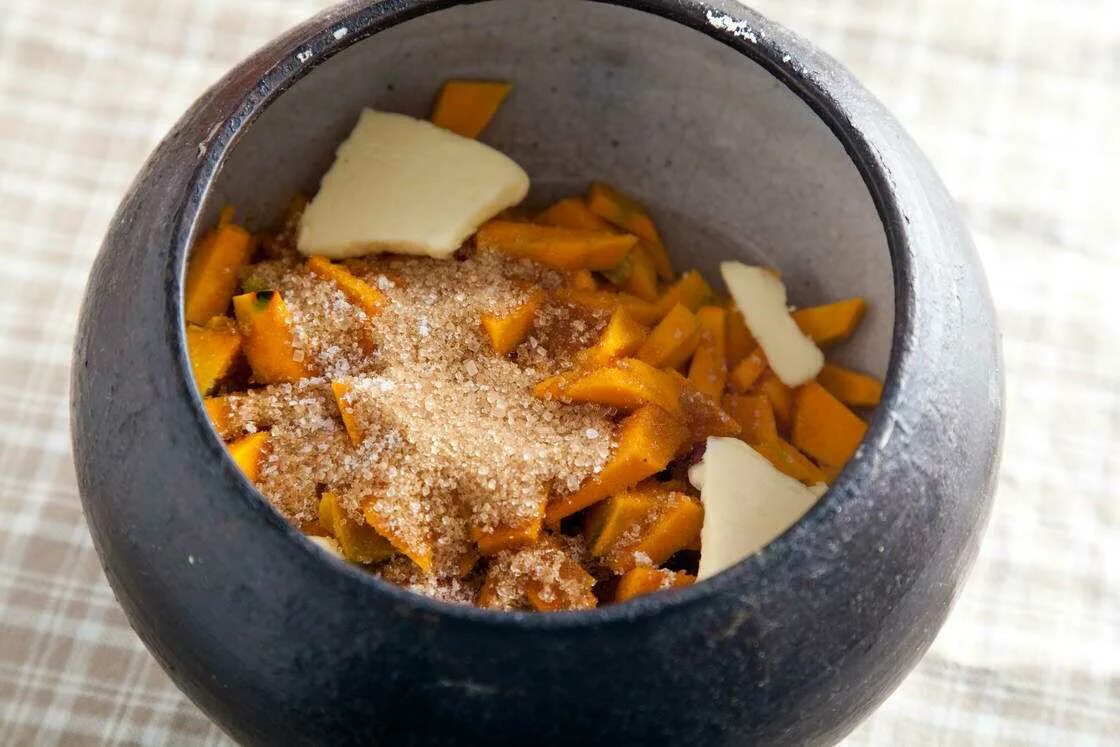 горшочек тыква. тыква запечённая в духовке в горшочках. каша в горшочках в духовке с тыквой. тыква в горшочке в духовке. тыква тушеная в горшочке.