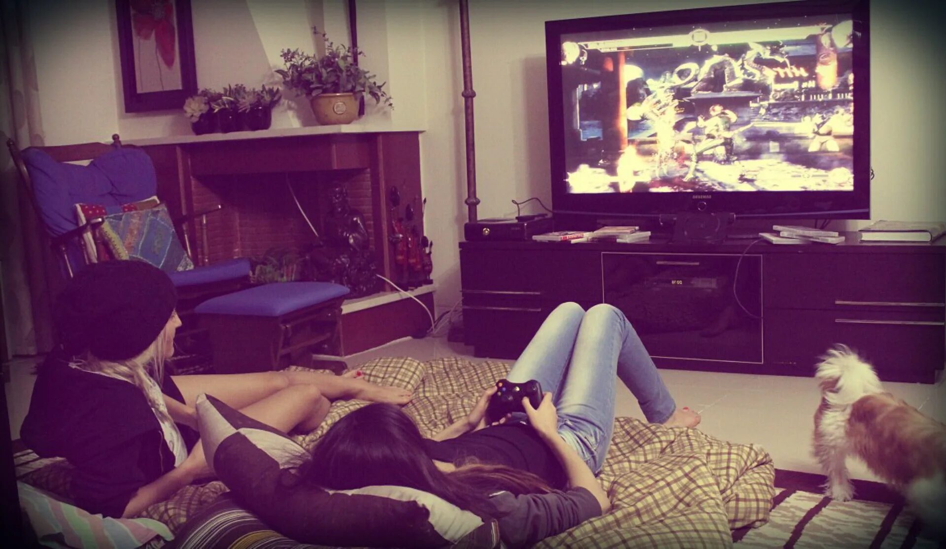 Девка играет в приставку. Парень с девушкой играютяс. парень и девушка играют. девушка и телевизор. девушка играет в приставку.