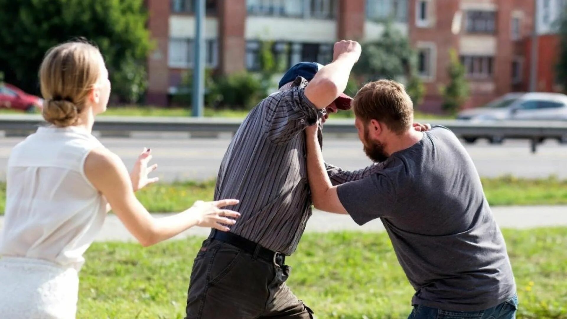 Обижать слабых афоризмы. Мальчик защищает девочку. Мальчик драчун. Мальчики дерутся. Человек защищающих слабых.