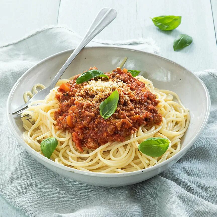Спагетти с пастой болоньезе с фаршем рецепт. Spaghetti bolognese. Паста болоньезе. Болоньезе спагетти болоньезе. Паста с соусом болоньезе.