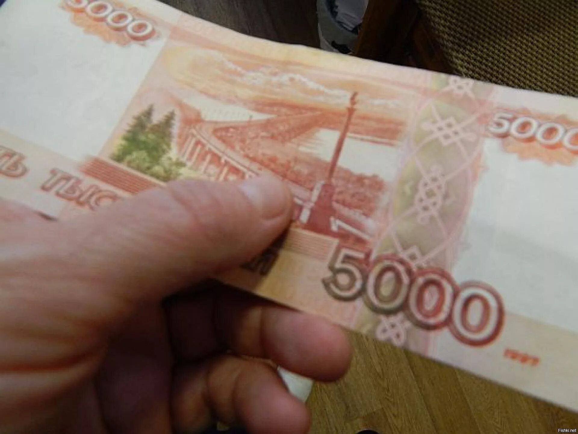 5 Тысяч рублей. 5 Тысяч в руке. Пять тысяч рублей в руке. 5000 Купюры в руках. В размере 35 000 рублей