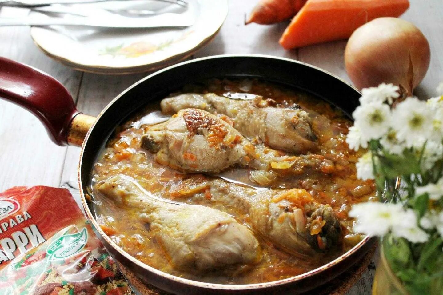 Курица тушеная в луке и сметане. Курица тушеная с луком. тушёная курица на сковороде. курица с морковью и луком. курица с луком и морковью на сковороде.