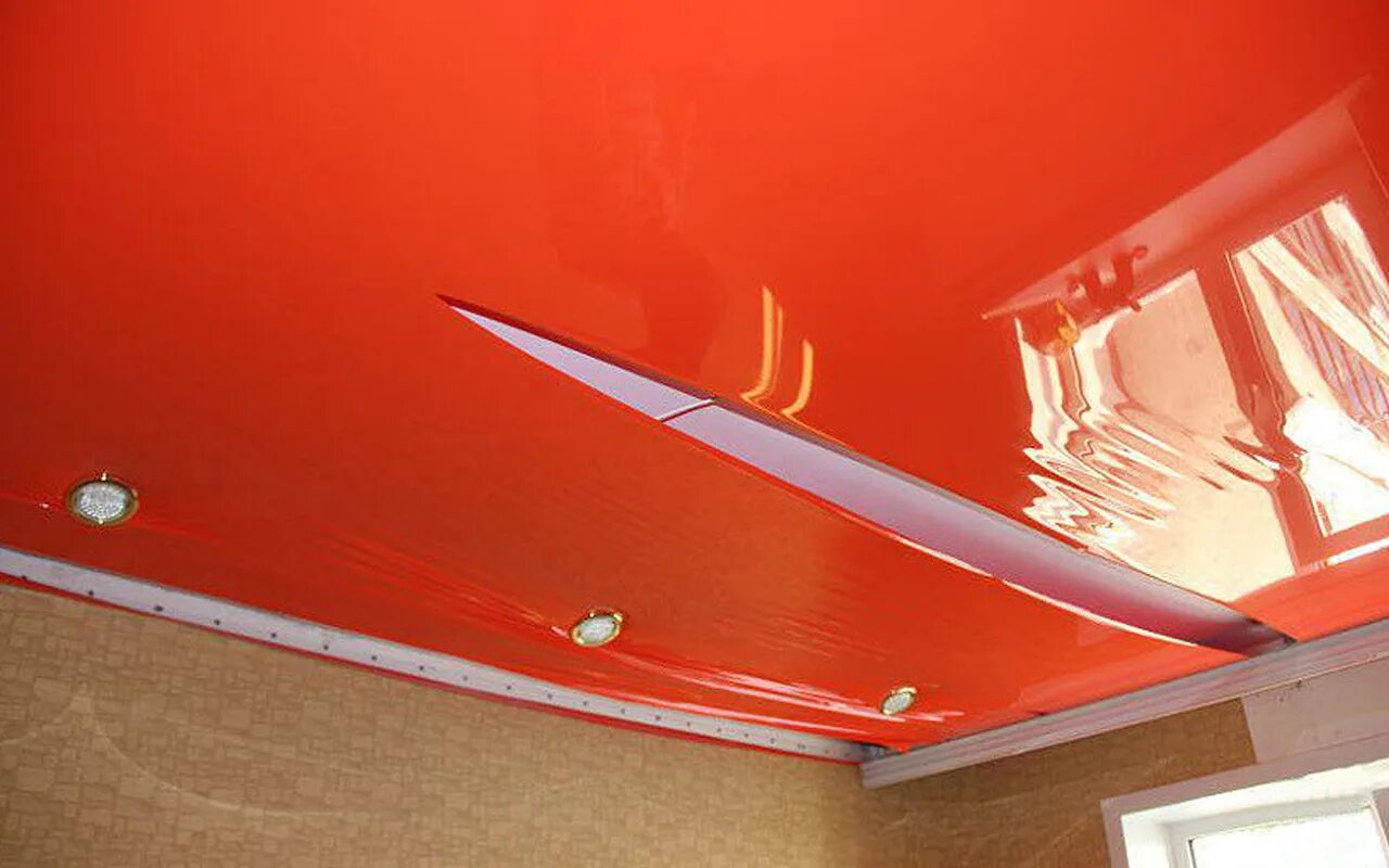 Провис натяжной потолок. Глянцевые потолки. Разрыв натяжного потолка. Вентканал в натяжном потолке. Установщик натяжных потолков.