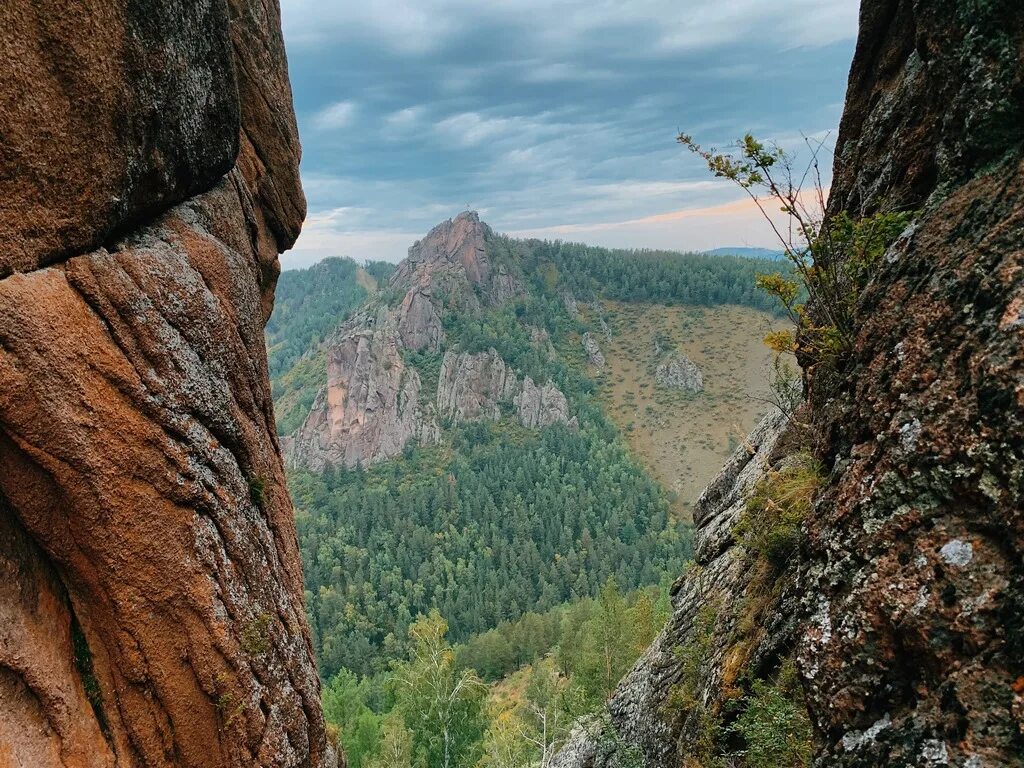 Собран столбы. Национальный парк Красноярские столбы. Скала такмак Южно Западный. Заповедник столбы Красноярск закат. Столбы Предтеча Красноярск.