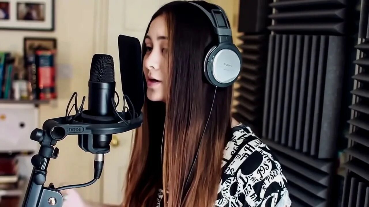 Красивая девочка поет песню. Jasmine Thompson 2023.