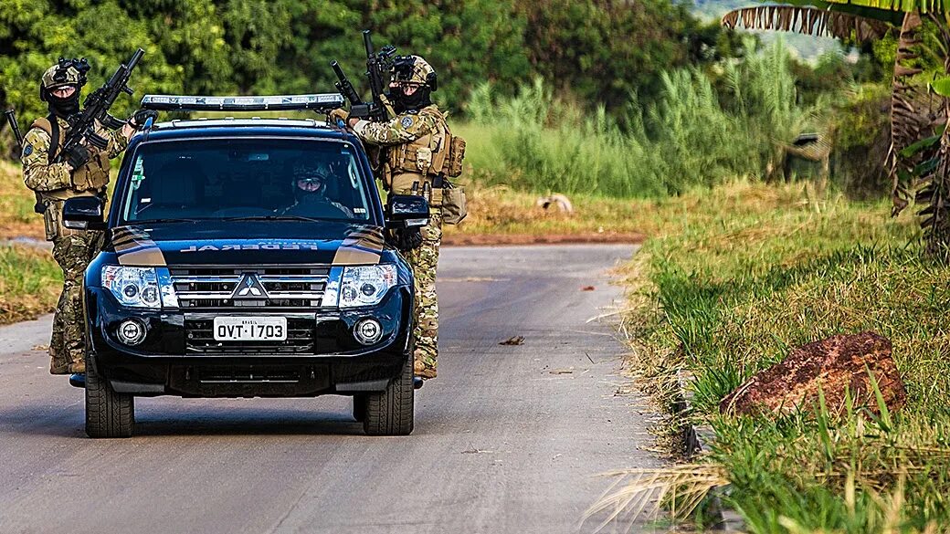 Com comando de voz. Нарковойна в Мексике Федеральная полиция. Сомандо v150 90мм.