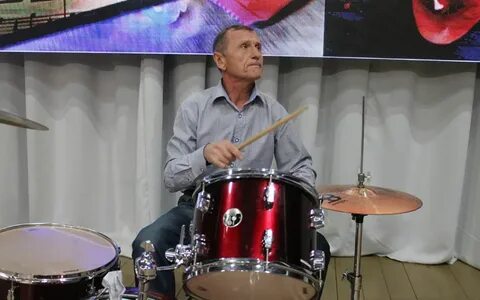 Барабан виртуозно