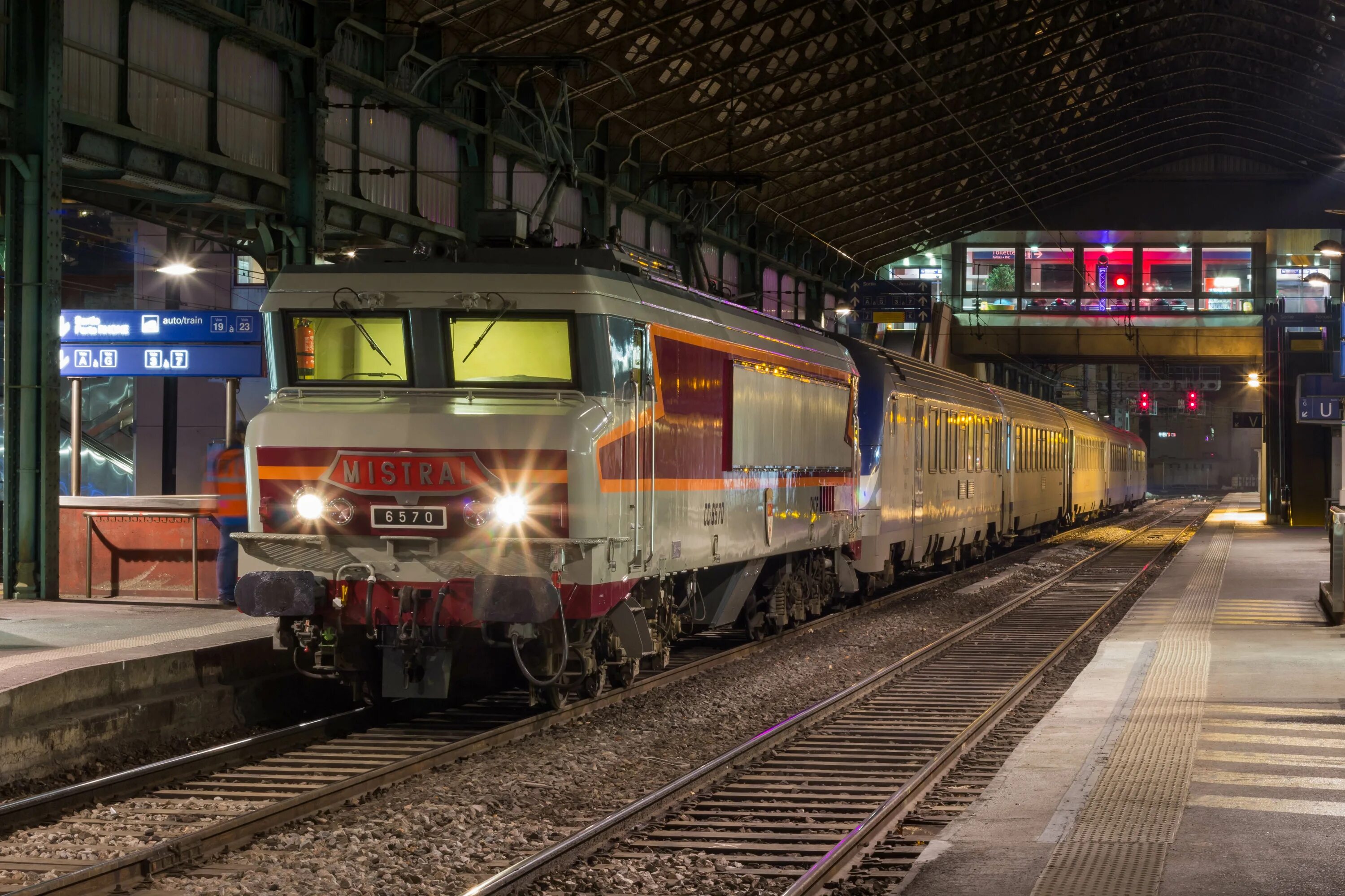 Испанский поезд al andalus. Паровоз. Рабочий поезд. Britain's lost railways. Поезда лос анджелеса 2017.