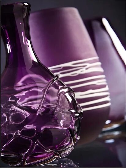 Фиолетовое стекло. Стекло фиолетового цвета. Фиолетовые стеклышки. Красно фиолетовое стекло. Сиреневый дождь.