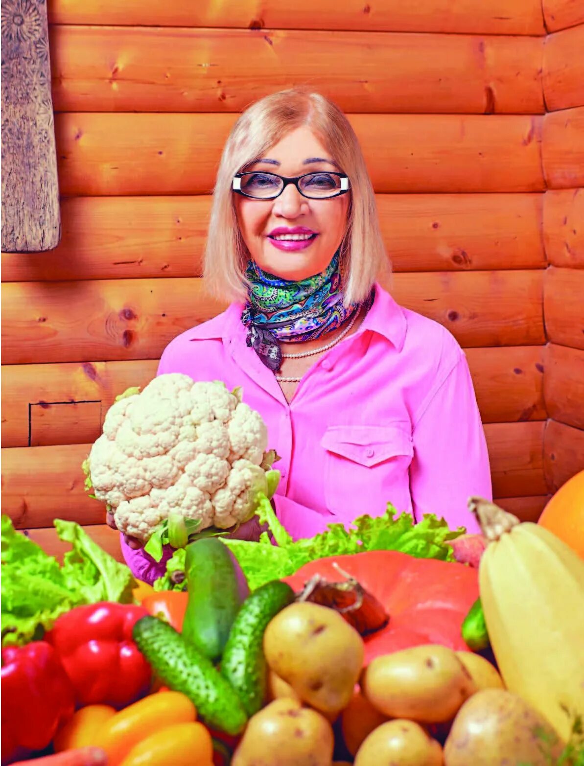 Женщина с урожаем. Огород на даче. Огород на даче. Девушка в саду. Садоводы и огородники.