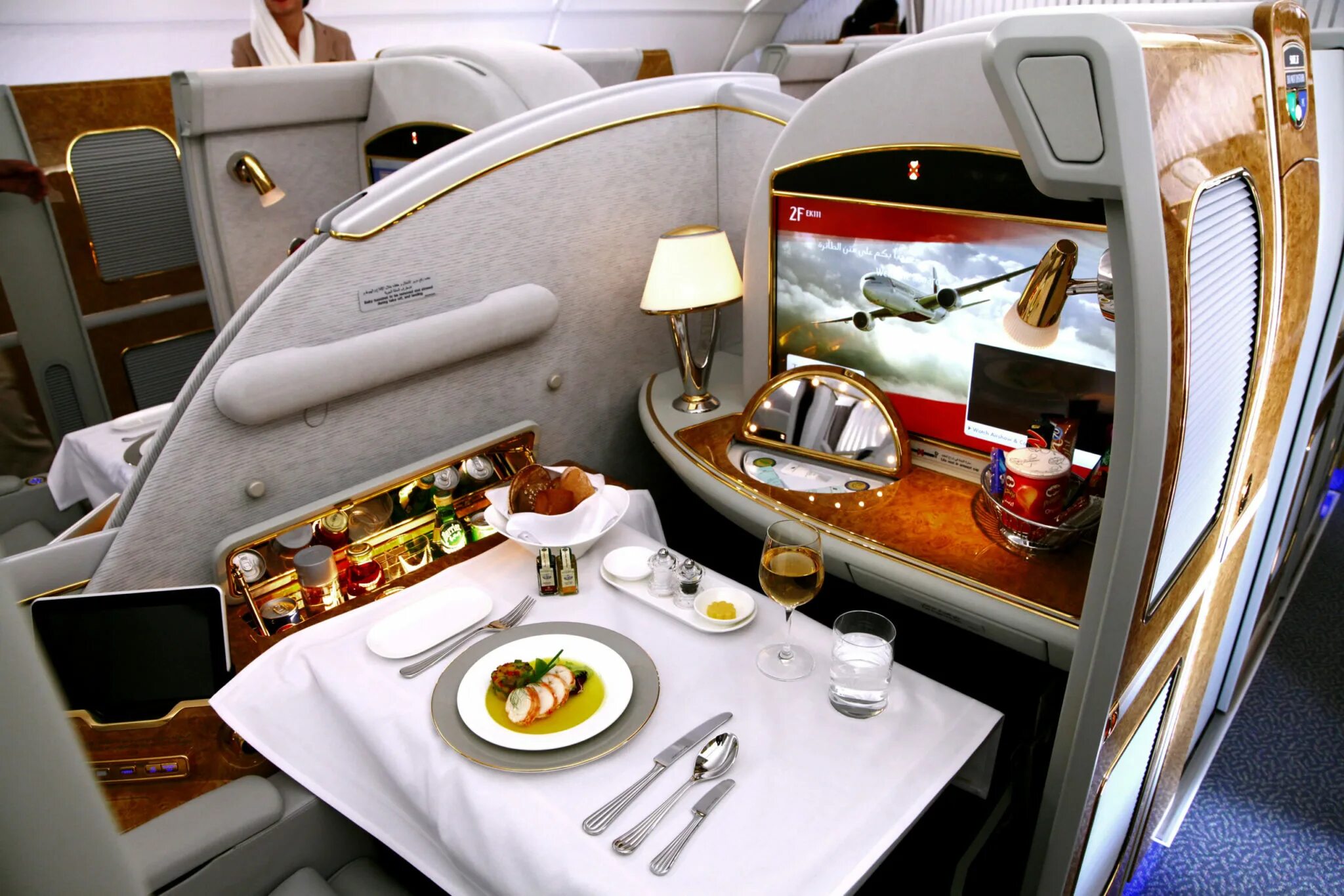 Бизнес класс в самолете Эмирейтс. Первый класс Emirates Airlines a380. Airbus a380 эконом. Emirates Airline a380 бизнес клас.